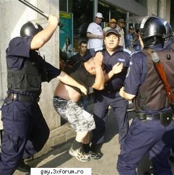 Poze de la GayFest 2006 - un fascist pentru linistirea caruia a fost nevoie - De vazut!