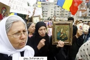 Poze de la GayFest 2006 - batranele homofobe, inarmate cu icoane si cu - De vazut!