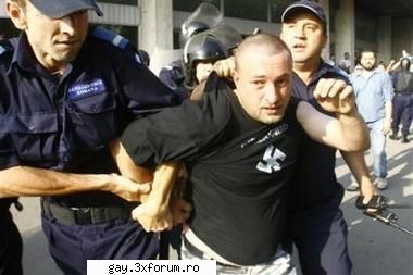 Poze de la GayFest 2006 - acelasi dement de mai sus. remarcati simbolul de - De vazut!