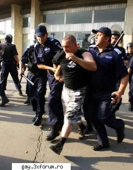 Poze de la GayFest 2006 - pare obisnuit sa fie luat pe sus - De vazut!